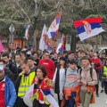 Građani se okupili ispred Valjevske gimnazije da isprate studente koji pešače za Beograd