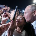 Retko pojavljivanje Putina u javnosti: Rukovao se i ljubio sa svojim pristalicama u Dagestanu (foto, video)