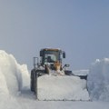 Na Brezovici metar snega: Očišćena je samo jedna traka puta, parking blokiran