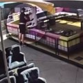 Žestoka tuča kriminalaca u kafiću! Otimaju se za pištolj nakon pucnjave, haos nastao na TikToku (video)