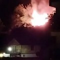 Veliki požar na beogradskoj Čukarici! Gori automehaničarska radnja, vatrogasci na terenu (foto, video)
