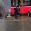 Jezive scene, bujica bacila ženu pod bus Nevreme napravilo opšti kolaps u prestonici Austrije (video)