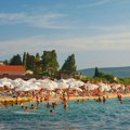 "I onda oni prozivaju paradajz turiste" Prizor na plaži u Grčkoj zaprepastio Srbe: Po ceo dan piju neku misterioznu tečnost!