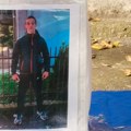 Najtužniji prizor iz Leskovca: Slika ubijenog Andrije (17) zalepljena ispred škole, tu mu pale sveće