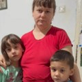 "Nekad padnem i ne mogu da ustanem, a moja deca brinu o meni kao odrasli": Stefan (6) i Maša (8) žive u oronuloj kući, majka…