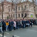 SREDNJOŠKOLCI I DANAS U 11:52 BLOKADOM SAOBRAĆAJA ODALI POŠTU ŽRTVAMA TRAGEDIJE U NOVO SADU