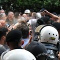 U Podgorici incidenti tokom protesta zbog dodele Trinaestojulske nagrade, povređen policajac