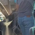Joj, ženo što to uradi Ljudi u totalnoj neverici gledali gospođu kako pere auto, umešala se i policija