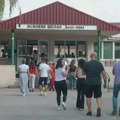Protest ispred niške gimnazije "Stevan Sremac", roditelji čekaju da ih direktorka primi