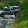 Loznica: Automobil “premostio” rečicu