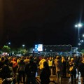 UŽIVO FOTO, VIDEO: Novosađani, uprkos kiši, odaju počast nastradalima na Železničkoj stanici