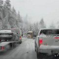 Stanje na putevima u Srbiji alarmantno: Zabrane saobraćaja na oko 40 deonica, ledeni talas paralisao saobraćaj