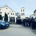 VELIKI PETAK U MALOM JERUSALIMU: Veliki broj vernika u redovima čeka na “proviranje” i celivanje plaštanice