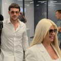 Uhvaliti smo Daru Bubamaru sa 20 godina mlađim dečkom. On vuče kofere i nosi poklone, pevačica u belom od glave do pete (video)…