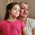 Pomozimo da Srna (6) dobije novi dom: Devojčica sa Daunovim sindromom sa majkom živi u objektu za seno