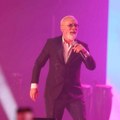 Dok su ispred Koševa vikali "Dino, lopove", on nije ni pogledao! Merlin nastavio koncert dok je ispred stadiona vladao haos