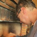 Vučić objavio video kako peče ribu Otkrio i koja mu je omiljena: "Nisam baš vičan..." (video)