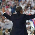 Vučić bolestan ljubi i grli ljude i decu: Samopromocija u predizbornoj kampanji nauštrb tuđeg zdravlja
