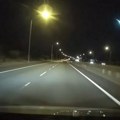 Svi se pitaju šta je to: Kamerom iz automobila zabeležio misterioznu svetlost na nebu (video)