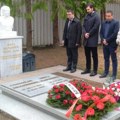 Položeni venci u dvorištu porodične kuće: U Požarevcu obeleženo 18 godina od smrti Miloševića