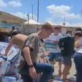 Izraelci zaustavili još jedan kamion koji je prevozio humanitarnu pomoć za Gazu: Demonstranti gazili pakete sa hranom (video)