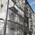 У Сурдулици радник пао са скеле и тешко се повредио: Пребачен у КЦ Ниш