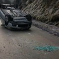 Auto leži na krovu nasred ulice: Saobraćajna nesreća u Smederevskoj Palanci, objavljena fotografija s mesta nesreće (foto)