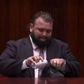 Aj', živeli! Australijski poslanik za govornicom pije piće iz cipele! Jeste li ikada videli išta slično? (video)