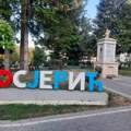 Tenzije u Kosjeriću: Međusobna dobacivanja, razmena uvreda i jake policijske snage koje su maricama i patrolama opkolile…