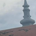 Jak vetar oštetio krov crkve u Alibunaru