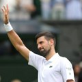 Novak kosio travu na Vimbldonu, Seleš se našalila