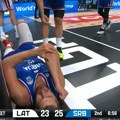 Trenutak kad su se svi zaledili: Jokić pao i ostao da leži, odmah se uhvatio za lakat!