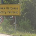 Skup SNS u Bačkom Petrovcu na mestu gde su njene pristalice pokušale da unište izložbu o protestima