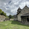 Velika svetinja do koje se teško stiže Manastir Uvac više puta se dizao iz pepela, oko njega raste posebna divlja vinova loza…