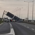 Teška nesreća na autoputu, kamion napravio haos Udario u portal iznad puta, pa probio zaštitnu ogradu (foto)