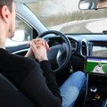 Potez koji mnogi prave tokom vožnje može da vas košta 200 evra: Pod prekršajem ste čak i dok vozilo stoji na semaforu