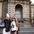 Najnovija pariska turistička atrakcija – polomljeni prozor Luvra kroz koji su lopovi upali i ukrali francuske kraljevske…
