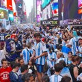 Njujork se pretvorio u Buenos Ajres: Nepregledne kolone navijača Argentine okupirale centralne ulice "Velike jabuke" pred…
