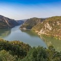 Kruzer ostao zaglavljen na Dunavu, evakuacija putnika u toku