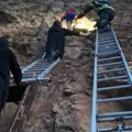 (Foto) Najnoviji detalji drame kod manastira u Ovčar Banji: Dečak glumio Spajdermena, pa se popeo na liticu: Monasi krenuli da…