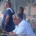 Труба је на тренутак утихнула: Виктор Орбан међу саборашима у Гучи као обичан човек
