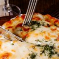 Pečene paprike nisu samo za ajvar i salatu: Dodajte im sir i još ponešto, pa gledajte kako će ukućani olizati tepsiju!
