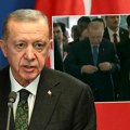 Novi hit snimak Erdogana: Turskom predsedniku telohranitelj pružio češalj, a onda cela delegacija morala da stane (video)