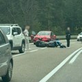 (Foto) jeziva nesreća kod Zlatibora: Motociklista uleteo između dva automobila, ima povređenih