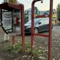Telefonske govornice vreme pregazilo Nekada poslednje čudo tehnike danas polomljene, prelepljene oglasima...