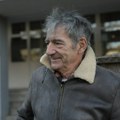 "Do pandemije nisam stavio ruku u zemlju, a sad...": Miki Manojlović napravio brvnaru i postao poljoprivrednik