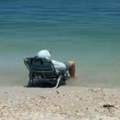 Ostavila muža da spava na plaži, a nakon 3 sata zatekla neverovatnu scenu: Ljudi gledaju i krste se!