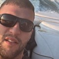 U majici na bretele, tetovaže pucaju na njemu: Veljko Ražnatović objavio selfi sa glisera i pokazao kako uživa (Foto)