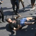 Poznati TikToker iz Novog Sada napadnut na protestu blokadera u centru Beograda (video)