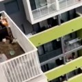 Kao scena iz horor filma "Komšija stalno kači odvratan predmet na balkon – od toga mi je pozlilo!"